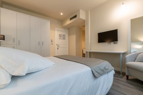 Chambre double + canapé convertible / 2 pers – Image 2