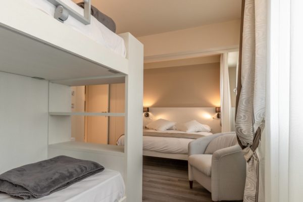 Chambre familiale grand lit + 2 lits superposés