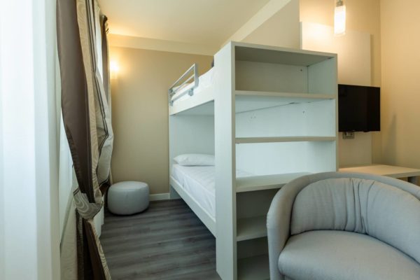 Chambre familiale grand lit + 2 lits superposés – Image 3